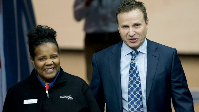 Scott Brooks chatting with a staffer