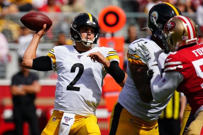 Pittsburgh Steelers QB Mason Rudolph throwing a pass